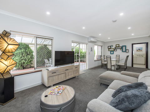 Luxury Federation Style Home - Sleeps 10 - Surfers Paradise Gold Coast 3