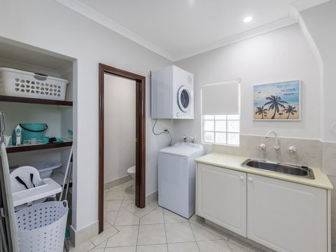 Luxury Federation Style Home - Sleeps 10 - Surfers Paradise Gold Coast 16