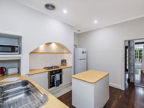 Luxury Federation Style Home - Sleeps 10 - Surfers Paradise Gold Coast 4
