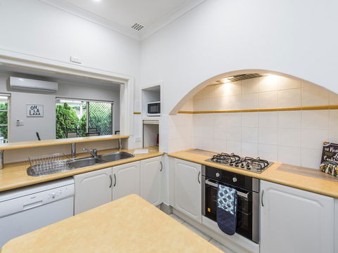 Luxury Federation Style Home - Sleeps 10 - Surfers Paradise Gold Coast 5
