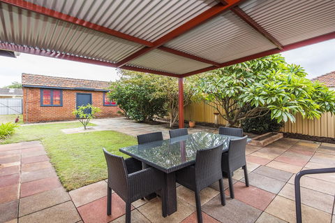 Big House Heated Pool 11 Beds Como / South Perth / Applecross - Surfers Paradise Gold Coast 26