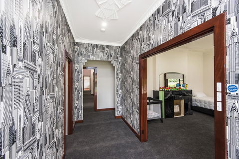 Big House Heated Pool 11 Beds Como / South Perth / Applecross - Surfers Paradise Gold Coast 10