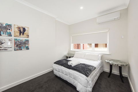 Big House Heated Pool 11 Beds Como / South Perth / Applecross - Surfers Paradise Gold Coast 19
