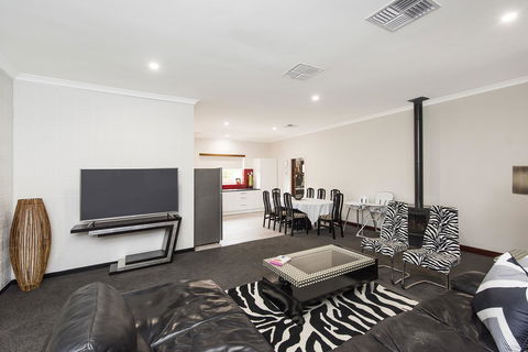 Big House Heated Pool 11 Beds Como / South Perth / Applecross - Surfers Paradise Gold Coast 2