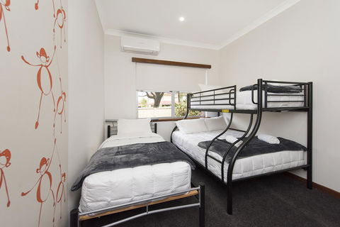 Big House Heated Pool 11 Beds Como / South Perth / Applecross - Surfers Paradise Gold Coast 18