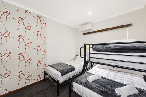 Big House Heated Pool 11 Beds Como / South Perth / Applecross - Surfers Paradise Gold Coast 24