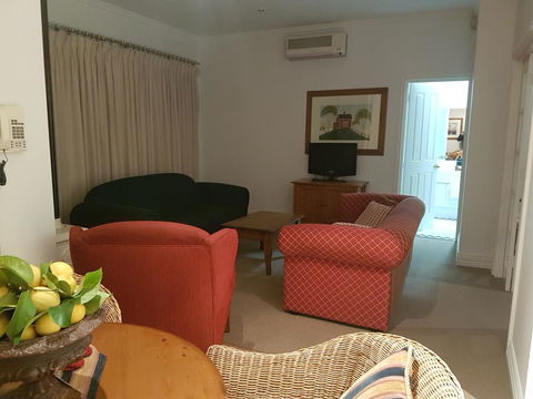 Two Sisters Chalets - Surfers Paradise Gold Coast 12