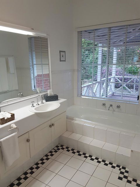 Two Sisters Chalets - Surfers Paradise Gold Coast 2