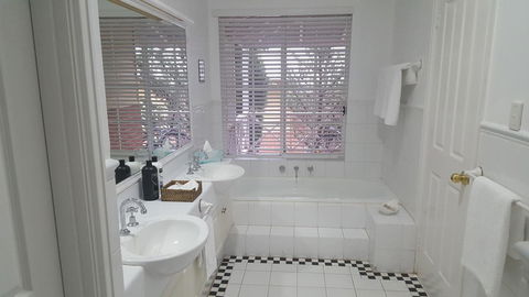 Two Sisters Chalets - Surfers Paradise Gold Coast 36