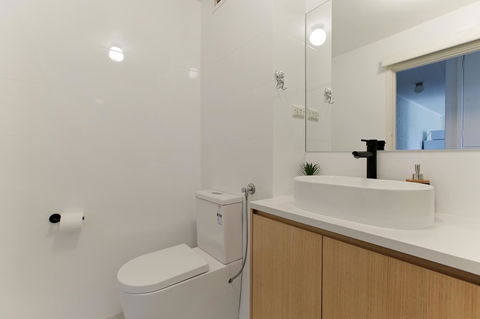 SEA BREEZE â€“ Between Cottesloe Beach & Swan River - Surfers Paradise Gold Coast 3