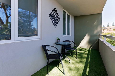 SEA BREEZE â€“ Between Cottesloe Beach & Swan River - Surfers Paradise Gold Coast 12