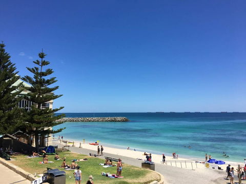 SEA BREEZE â€“ Between Cottesloe Beach & Swan River - Surfers Paradise Gold Coast 14