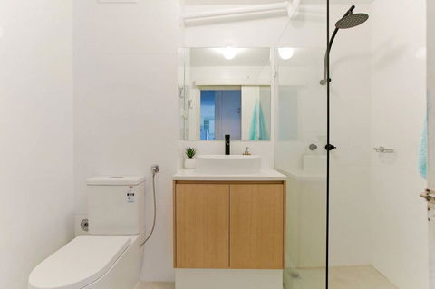 SEA BREEZE â€“ Between Cottesloe Beach & Swan River - Surfers Paradise Gold Coast 5