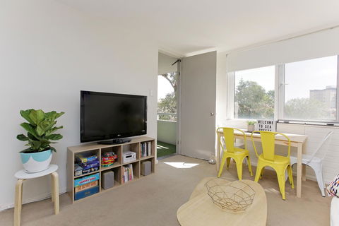 SEA BREEZE â€“ Between Cottesloe Beach & Swan River - Surfers Paradise Gold Coast 1