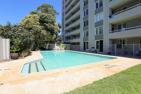 SEA BREEZE â€“ Between Cottesloe Beach & Swan River - Surfers Paradise Gold Coast 4