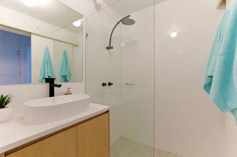 SEA BREEZE â€“ Between Cottesloe Beach & Swan River - Surfers Paradise Gold Coast 11