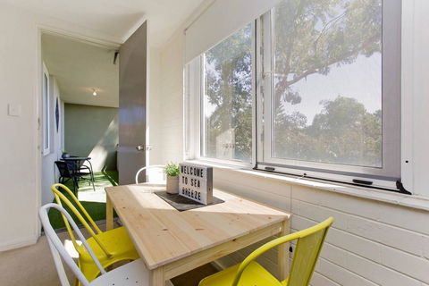 SEA BREEZE â€“ Between Cottesloe Beach & Swan River - Surfers Paradise Gold Coast 9
