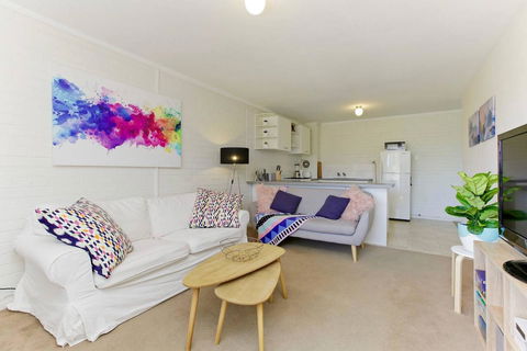 SEA BREEZE â€“ Between Cottesloe Beach & Swan River - Surfers Paradise Gold Coast 0
