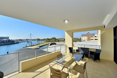 Dolphin Quay Apartments - Surfers Paradise Gold Coast 9
