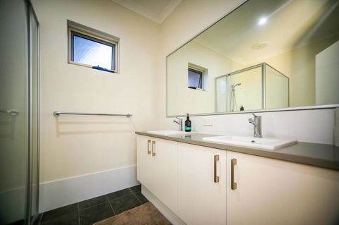 VIP Stays - Villa De Burswood Luxury 3BR Suite W/ King Bed FREE WIFI - Surfers Paradise Gold Coast 3