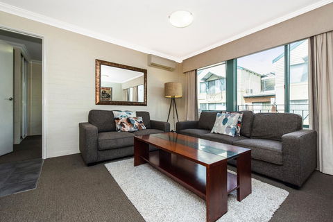 Subiaco Village 18 - Surfers Paradise Gold Coast 3
