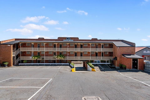 Coach House Launceston - Surfers Paradise Gold Coast 1
