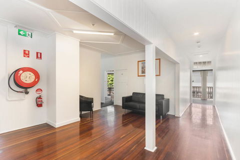Newmarket Hotel - Surfers Paradise Gold Coast 3