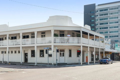 Newmarket Hotel - Surfers Paradise Gold Coast 2
