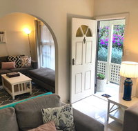 Ocean Beach Cottage - Surfers Paradise Gold Coast