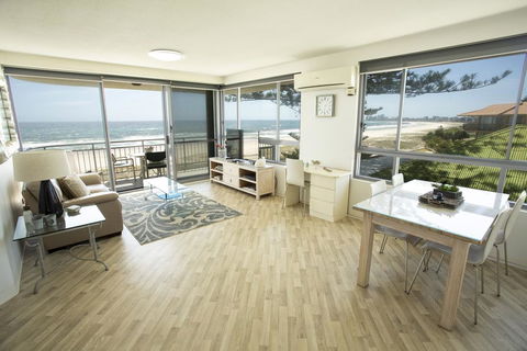 Oceanside Resort - Absolute Beachfront Apartments - Surfers Paradise Gold Coast 2