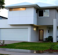 Petrie Beach Holiday Home - Surfers Paradise Gold Coast
