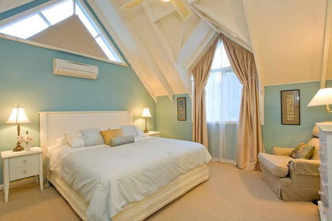 PLUM TREE COTTAGE - Spa Cottage With Woodfire - Surfers Paradise Gold Coast 1