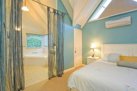 PLUM TREE COTTAGE - Spa Cottage With Woodfire - Surfers Paradise Gold Coast 2