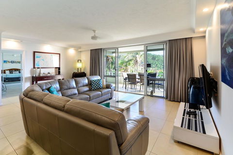 POINCIANA 101 HAMILTON ISLAND CENTRALLY LOCATED 3 BEDROOM, Plus BUGGY!! - Surfers Paradise Gold Coast 2
