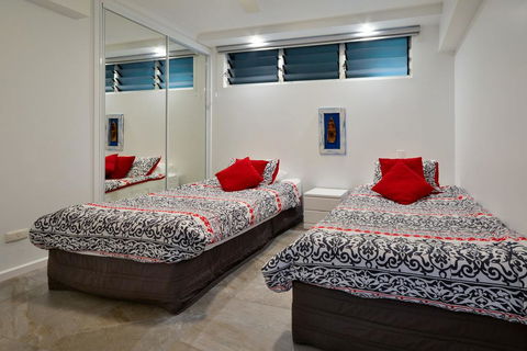POINCIANA 101 HAMILTON ISLAND CENTRALLY LOCATED 3 BEDROOM, Plus BUGGY!! - Surfers Paradise Gold Coast 1