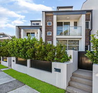 Relax in a Spacious  Modern Townhouse in Asquith - Surfers Paradise Gold Coast