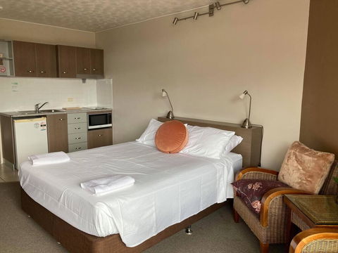 RENTAL: All $ Inclusive, Tidy Renovated Studio Apartment On The Strand, Pool,  - Surfers Paradise Gold Coast 3