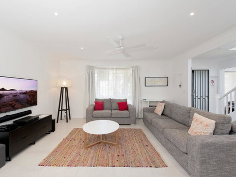Ronald Avenue, 101, Sea Behind The Trees - Surfers Paradise Gold Coast 1