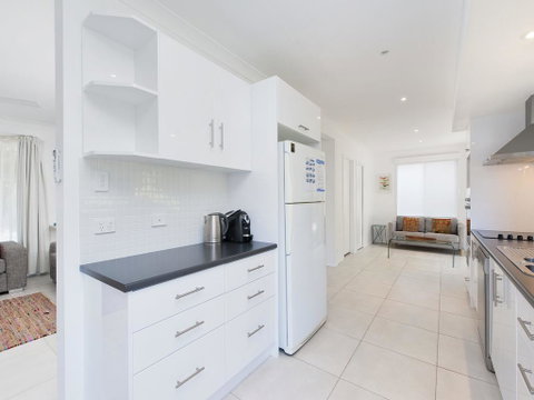 Ronald Avenue, 101, Sea Behind The Trees - Surfers Paradise Gold Coast 2