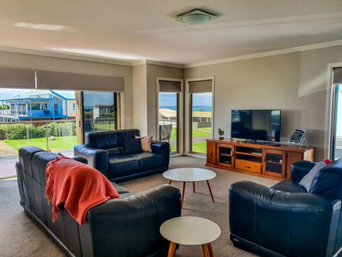 SEAL HAVEN - Centrally Located, Modern Home - Surfers Paradise Gold Coast 1