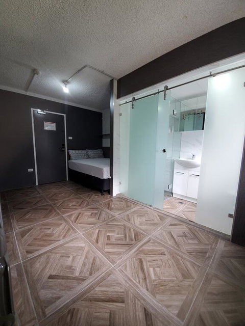 Seranin Bathurst - Surfers Paradise Gold Coast 1