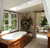 Shakespeare's Wilderness Chalet - Surfers Paradise Gold Coast