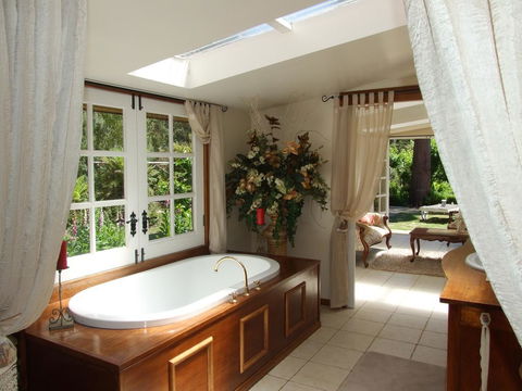 Shakespeare's Wilderness Chalet - Surfers Paradise Gold Coast 0