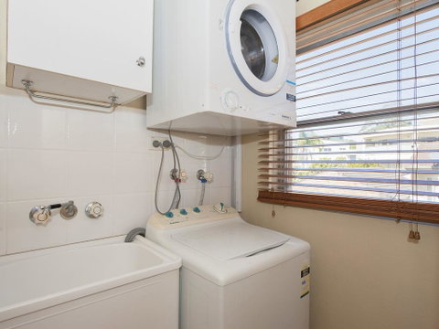 Shoalhaven, Unit 2/28 Voyager Close - Surfers Paradise Gold Coast 1