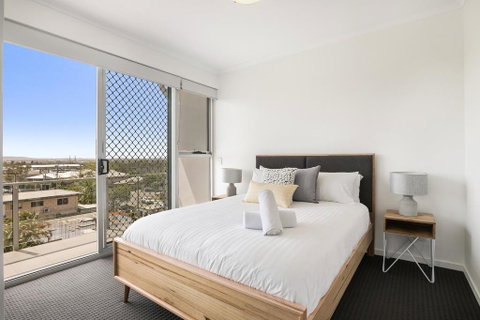 Spacious Apartment With Generous Entertaining - Surfers Paradise Gold Coast 2