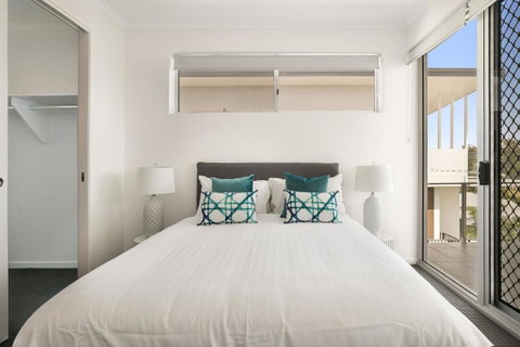 Spacious Apartment With Generous Entertaining - Surfers Paradise Gold Coast 3