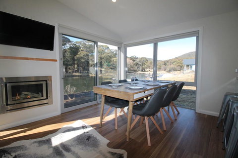 Stillwater Chalet B- Lake Crackenback - Surfers Paradise Gold Coast 1