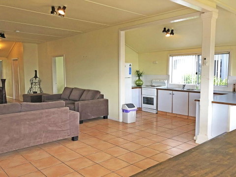 Stillwater', 25 Victoria Parade - Large Cottage Across From The Water Sleeping 13 - Surfers Paradise Gold Coast 2