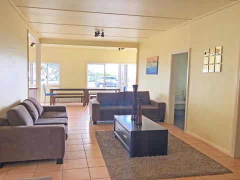 Stillwater', 25 Victoria Parade - Large Cottage Across From The Water Sleeping 13 - Surfers Paradise Gold Coast 3