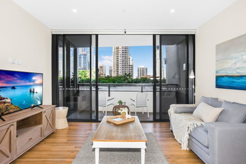 Sun Drenched Apartment In The Heart Of Surfers - Surfers Paradise Gold Coast 2